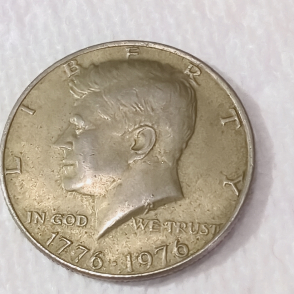 Bicentennial "NO MINT MARK" 1776-1976 Kennedy Half Dollar Coin